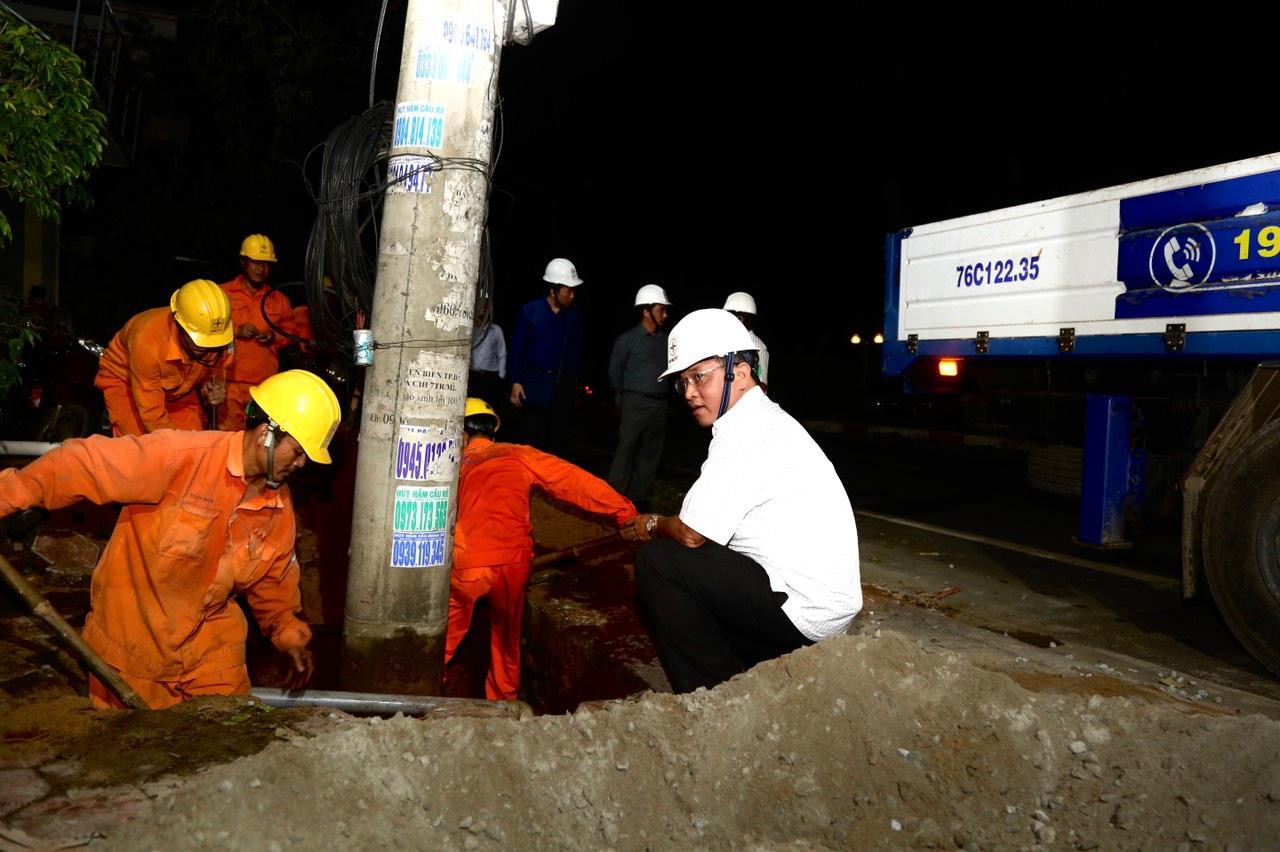 TGĐ EVNCPC Ngô Tấn Cư (áo trắng) chỉ đạo khắc phục hậu quả bão số 9 năm 2020 tại Quảng Ngãi