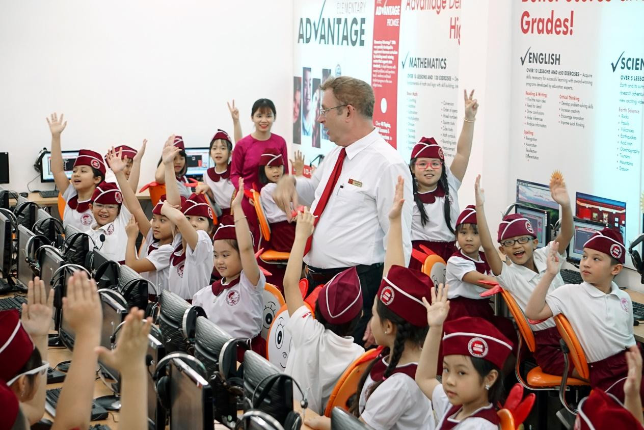 Asian School kết hợp song song chương trình của Bộ GD&amp;ĐT và chương trình quốc tế theo tiêu chuẩn bậc phổ thông của American Education Reaches Out (AERO) và Common Core State Standards (Mỹ) cung cấp cho học sinh nền tảng tiếng Anh, tri thức và kỹ năng vững chắc.