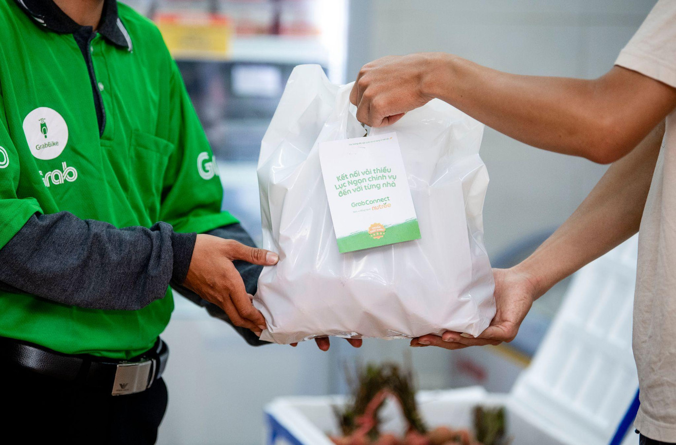 Từng túi vải thiều đạt chuẩn vượt hàng nghìn km để đến tay người tiêu dùng qua chương trình kết nối vải thiều Lục Ngạn, dự án GrabConnect