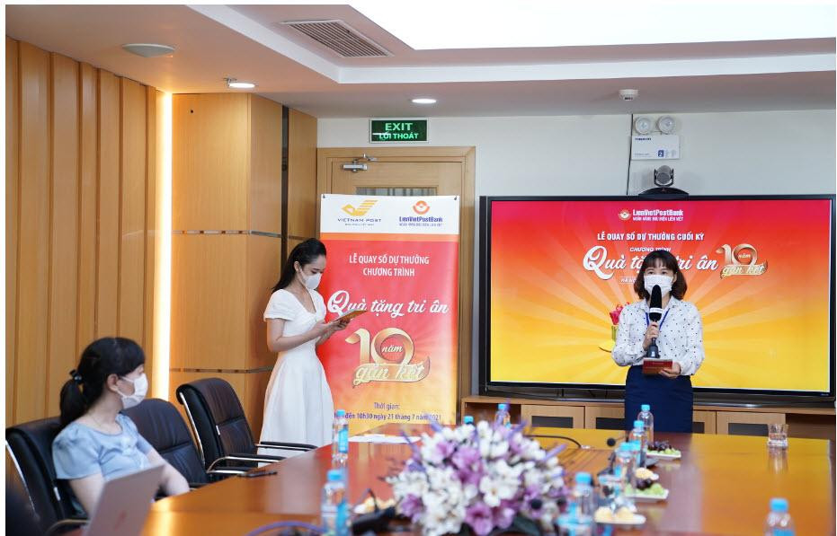 Bà Phạm Thị Hiên - Phó Giám đốc Khối Ngân hàng Bưu điện, phát biểu tại Lễ quay số.
