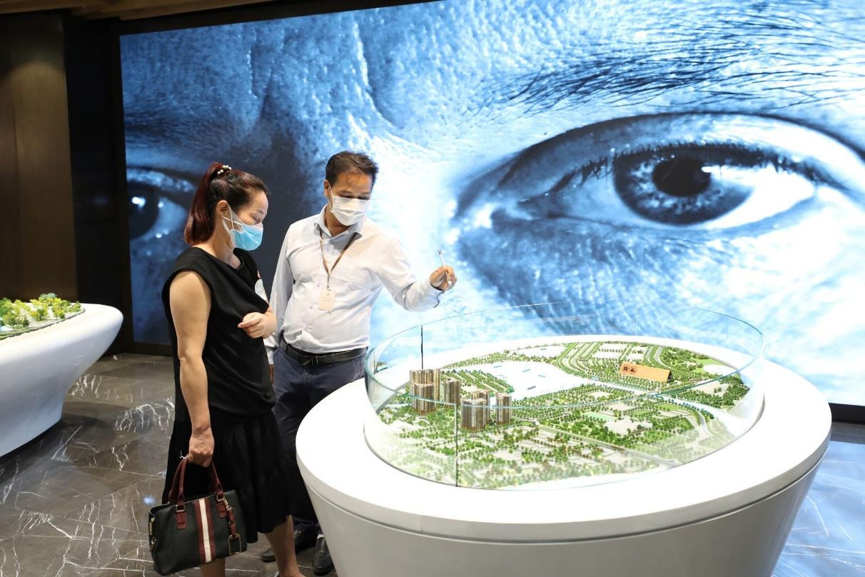 Khách hàng được giới thiệu về những lợi thế của dự án Masteri Waterfront cũng như ưu đãi tại sự kiện