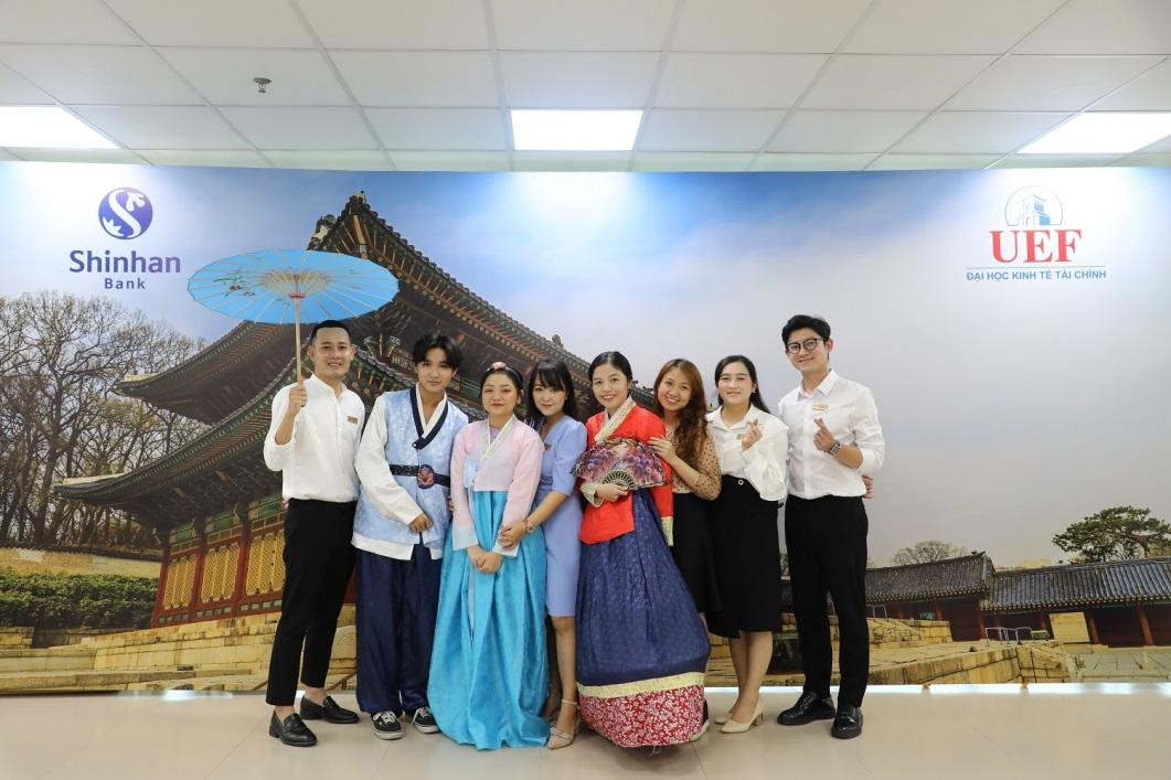 Sinh viên “vi vu” khám phá văn hóa quốc tế ngay tại UEF