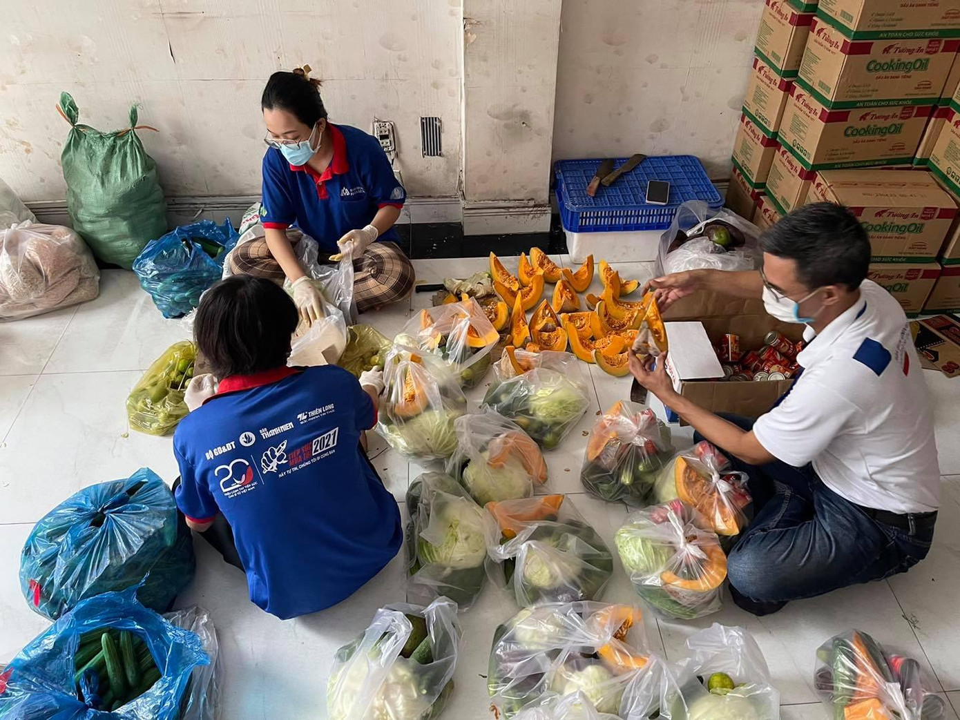 Những phần quà được các thành viên chuẩn bị cẩn thận trước khi chuyển đến cho các bạn sinh viên khó khăn Những phần quà được các thành viên chuẩn bị cẩn thận trước khi chuyển đến cho các bạn sinh viên khó khăn