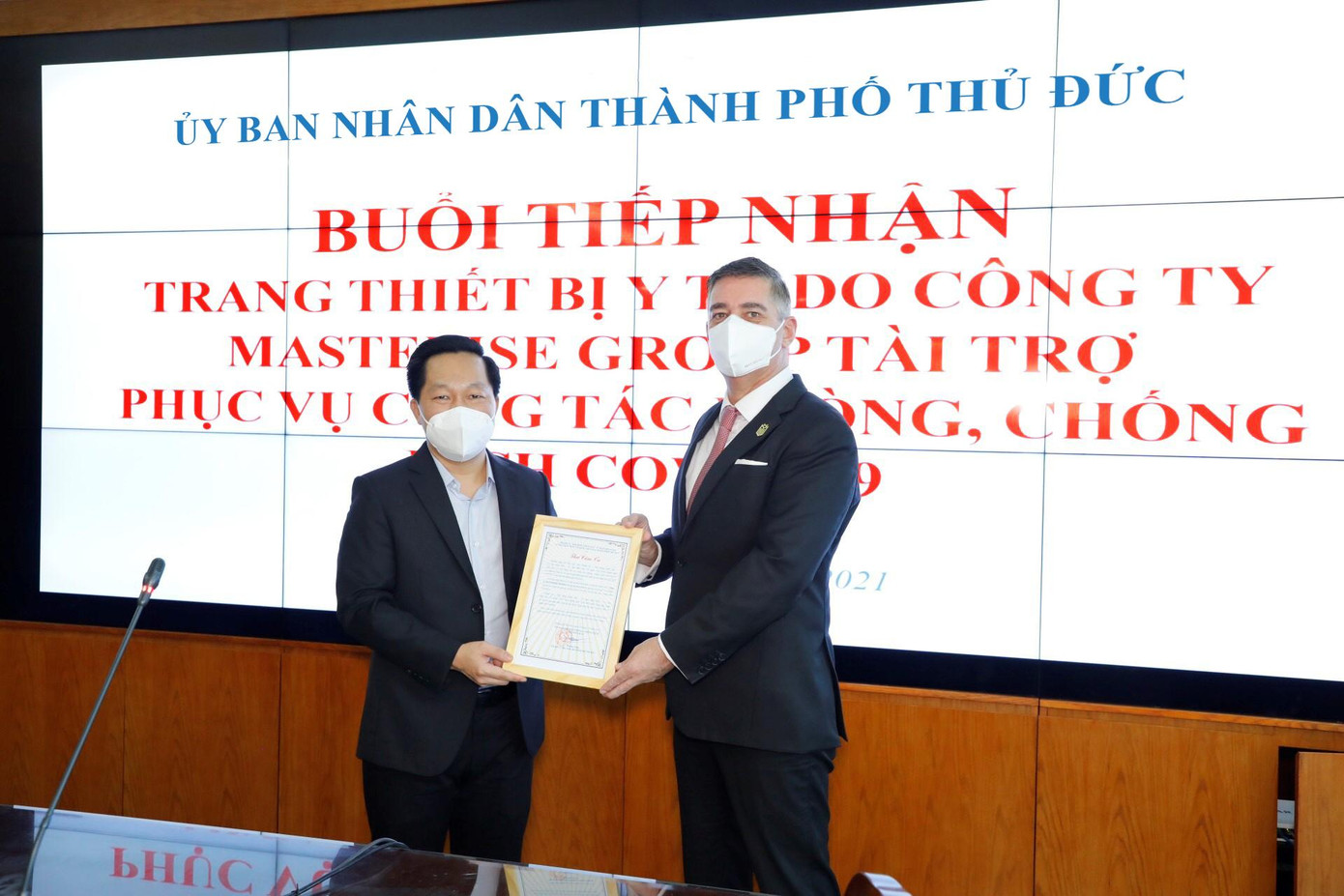 Đại diện Masterise Group tiếp nhận thư cảm ơn từ UBND Thành phố Thủ Đức Đại diện Masterise Group tiếp nhận thư cảm ơn từ UBND Thành phố Thủ Đức