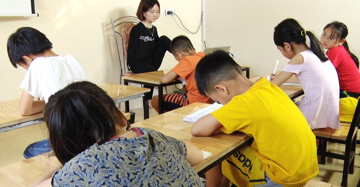 Có rất nhiều em nhỏ đến tham gia lớp học của Thắm Có rất nhiều em nhỏ đến tham gia lớp học của Thắm