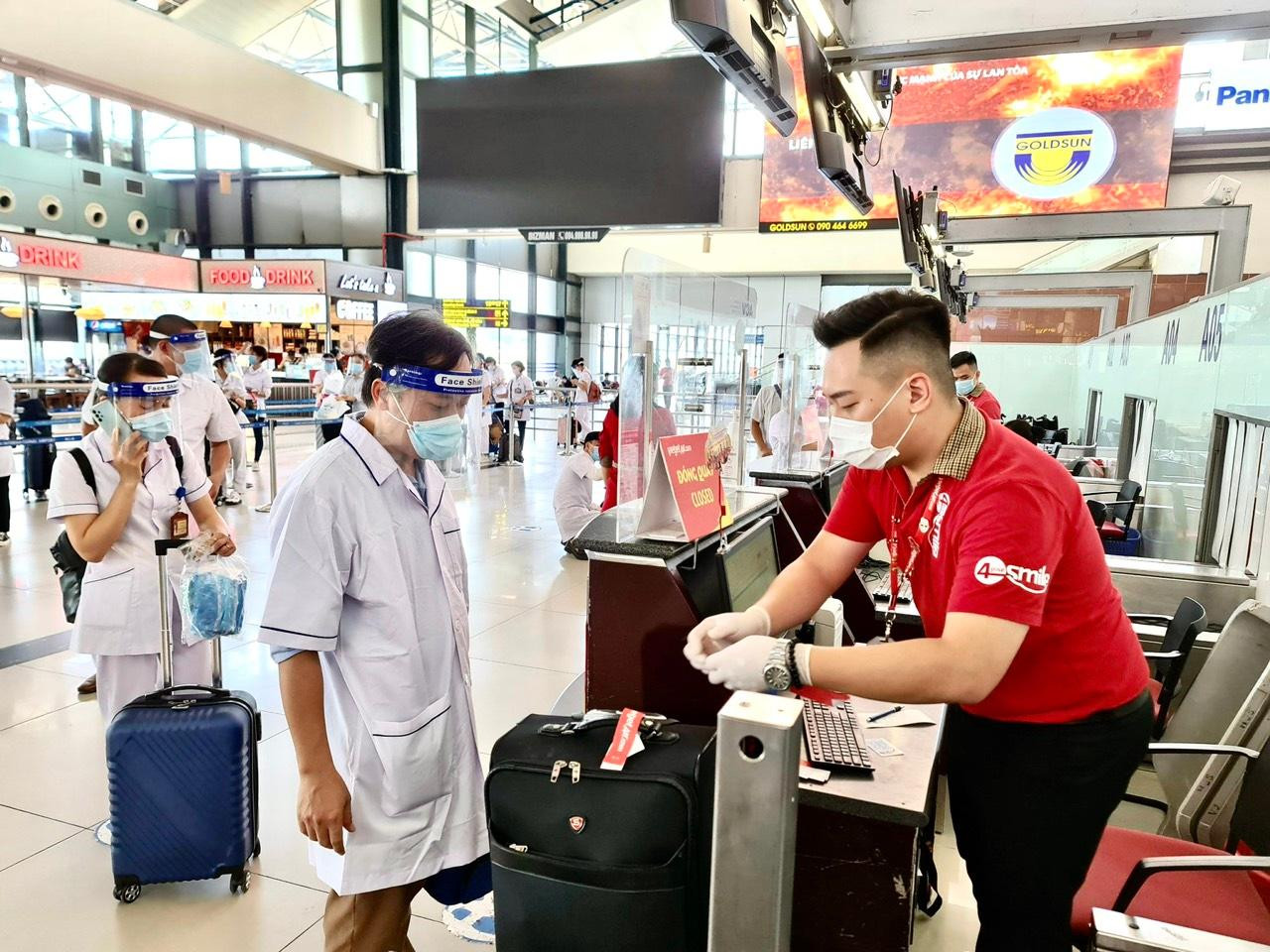 Các y bác sĩ từ các tỉnh thành trên cả nước được Vietjet chuyên chở miễn phí vào TPHCM hỗ trợ chống dịch COVID-19