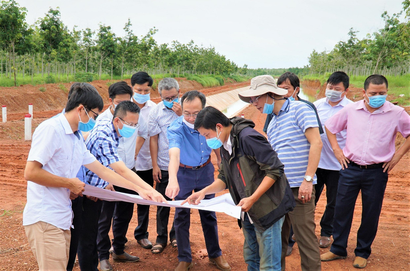 Đoàn công tác kiểm tra tại hiện trường