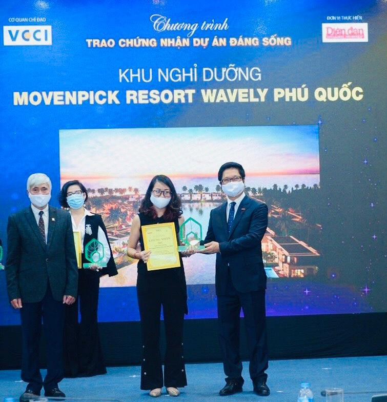 Đại diện MIKGroup nhận giải “Khu nghỉ dưỡng được yêu thích nhất 2021” cho Movenpick Resort Waverly Phú Quốc