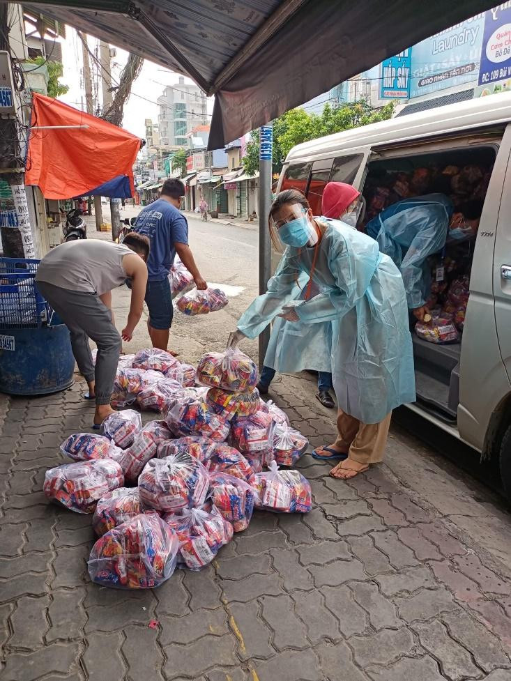 Sau khi đến điểm tập kết chung, các bạn chia nhau gửi tặng những món quà nhỏ cùng san sẻ khó khăn cùng các bạn. Sau khi đến điểm tập kết chung, các bạn chia nhau gửi tặng những món quà nhỏ cùng san sẻ khó khăn cùng các bạn.