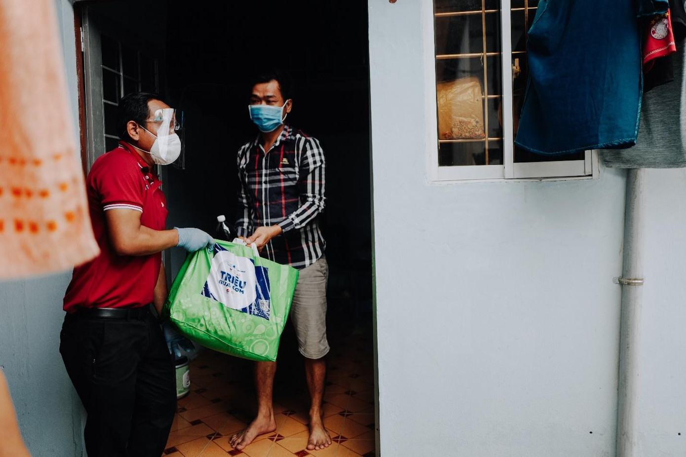 Tình nguyện viên trao quà cho công nhân tại TP.HCM