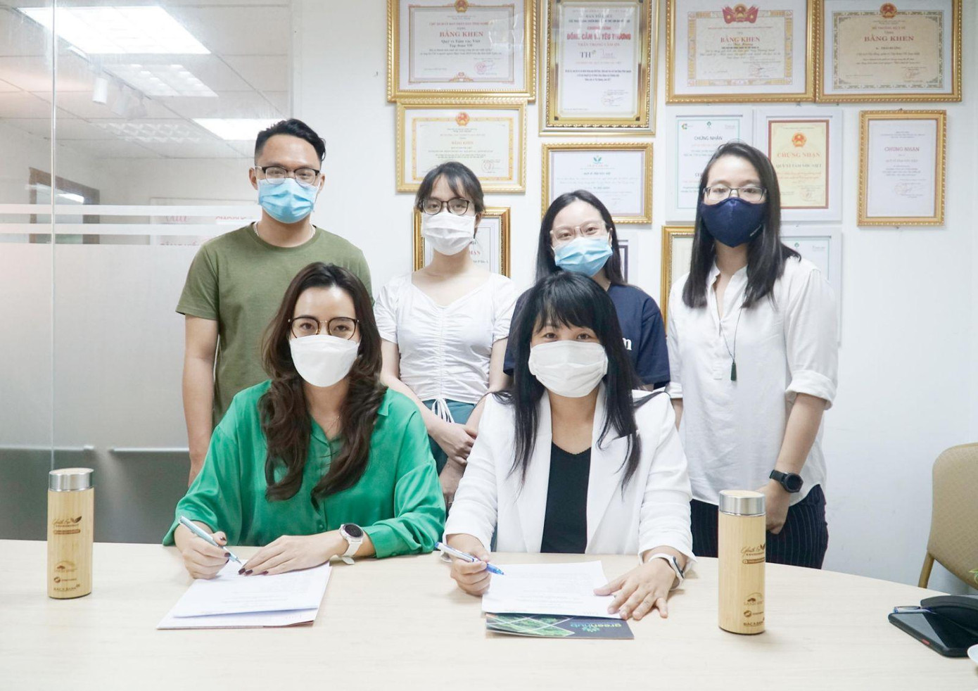 Bà Trần Thị Như Trang (hàng đầu, bên trái), Giám đốc Quỹ Vì Tầm Vóc Việt và bà Nguyễn Thị Thu Trang (hàng đầu, bên phải), Phó Giám đốc GreenHub ký kết chương trình hợp tác “We Connect for Green”.