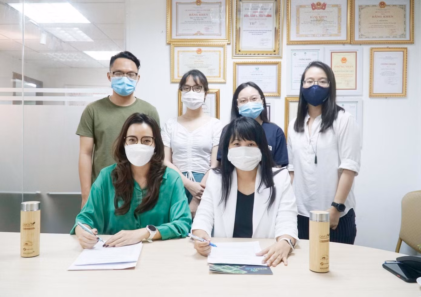 Bà Trần Thị Như Trang (hàng đầu, bên trái), Giám đốc Quỹ Vì Tầm Vóc Việt và bà Nguyễn Thị Thu Trang (hàng đầu, bên phải), Phó Giám đốc GreenHub ký kết chương trình hợp tác “We Connect for Green”.