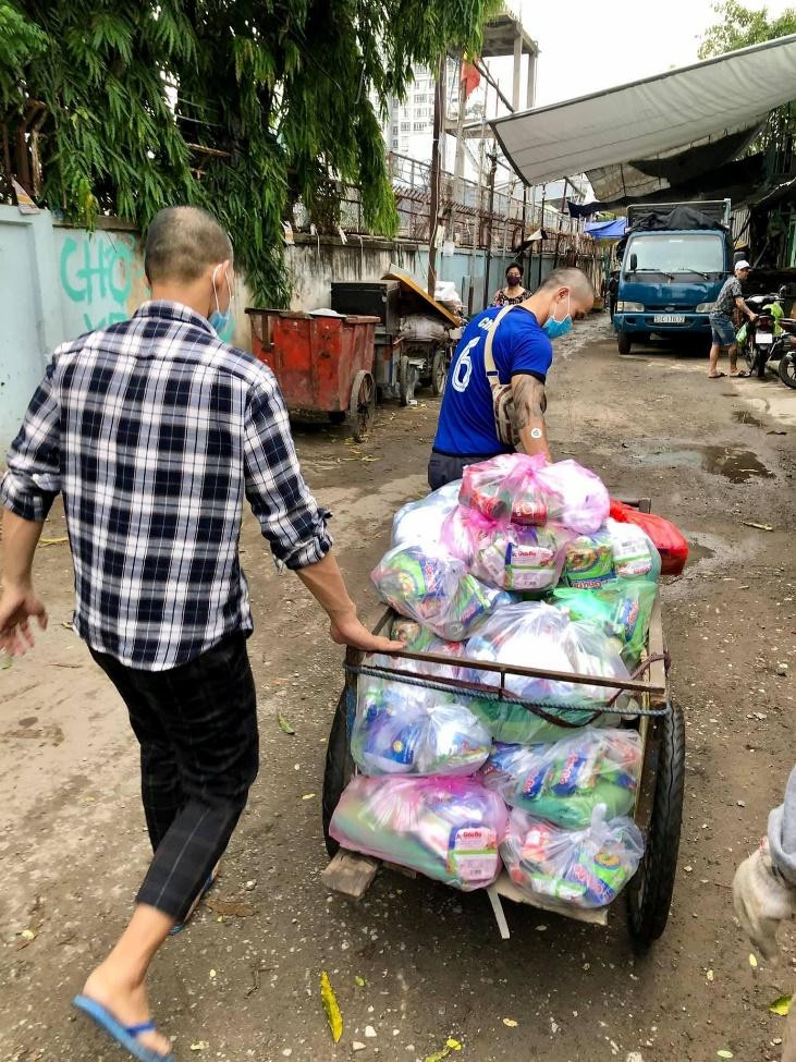 Nhóm thiện nguyện “Ba Gác Quà” chuẩn bị các phần quà chuyển đến các đối tượng cần hỗ trợ. Nhóm thiện nguyện “Ba Gác Quà” chuẩn bị các phần quà chuyển đến các đối tượng cần hỗ trợ.