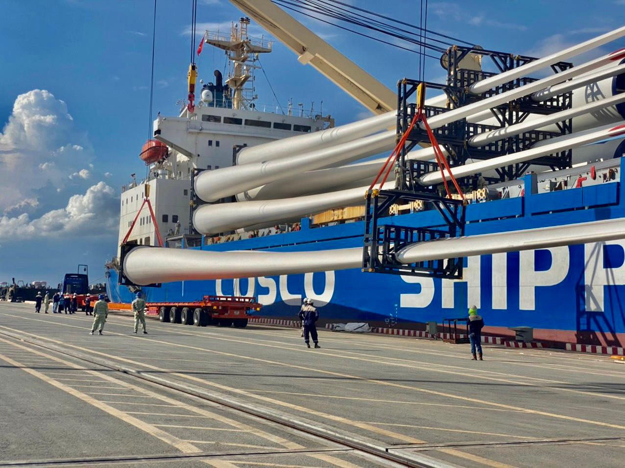 Khắc phục những khó khăn vì dịch bệnh, công tác vận chuyển turbine về công trường được đẩy nhanh tiến độ.