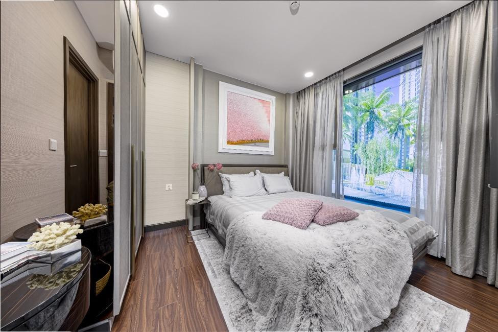 Cùng với đó, phòng ngủ cũng được trang bị cửa kính tấm lớn, giúp đón ánh sáng tự nhiên và mở ra tầm nhìn rộng hướng ra ngoại cảnh tinh tế, thoáng đãng. Cùng với đó, phòng ngủ cũng được trang bị cửa kính tấm lớn, giúp đón ánh sáng tự nhiên và mở ra tầm nhìn rộng hướng ra ngoại cảnh tinh tế, thoáng đãng.