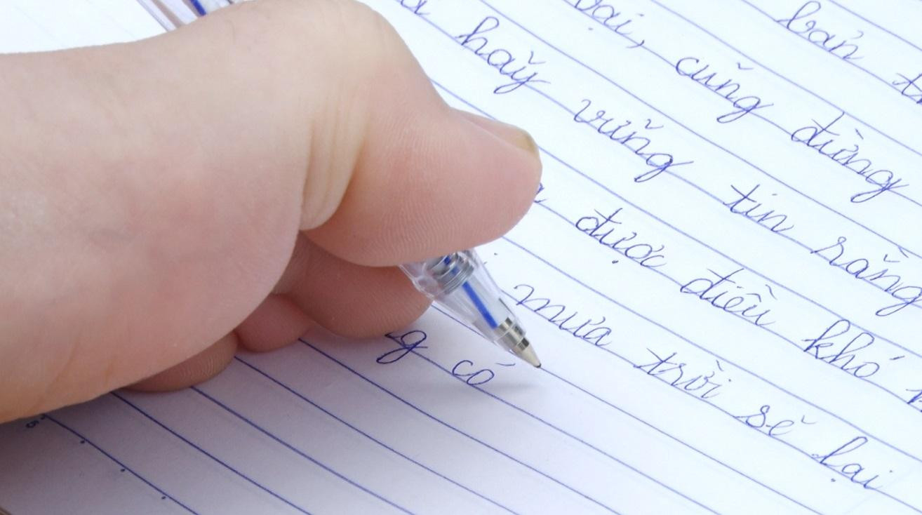 Những nét chữ rất đẹp được viết bằng chân Những nét chữ rất đẹp được viết bằng chân