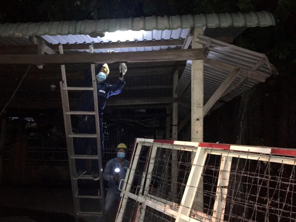 Công ty Điện lực Củ Chi nỗ lực hoàn thành cấp điện cho chốt kiểm soát phòng dịch trên địa bàn