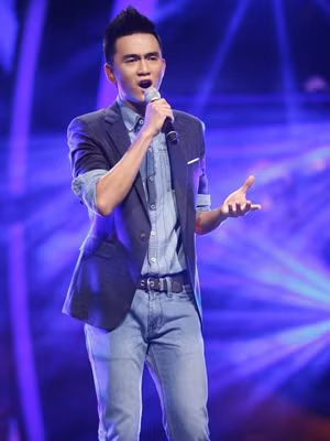 Thanh Tùng thể hiện 