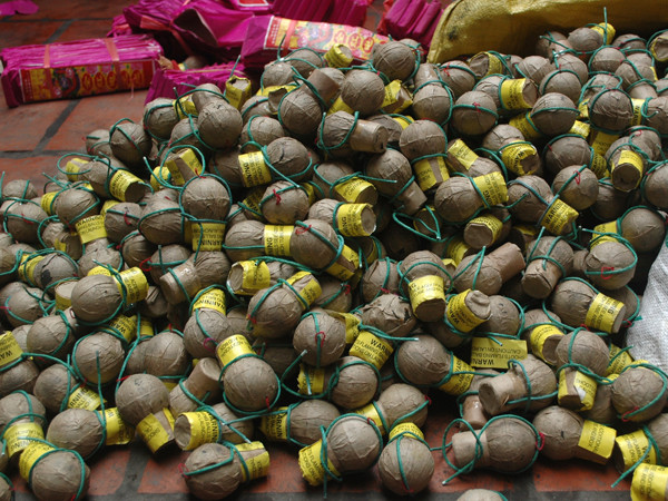 Trong số pháo bị thu giữ có 301,5 kg pháo tròn hình lựu đạn mỏ vịt