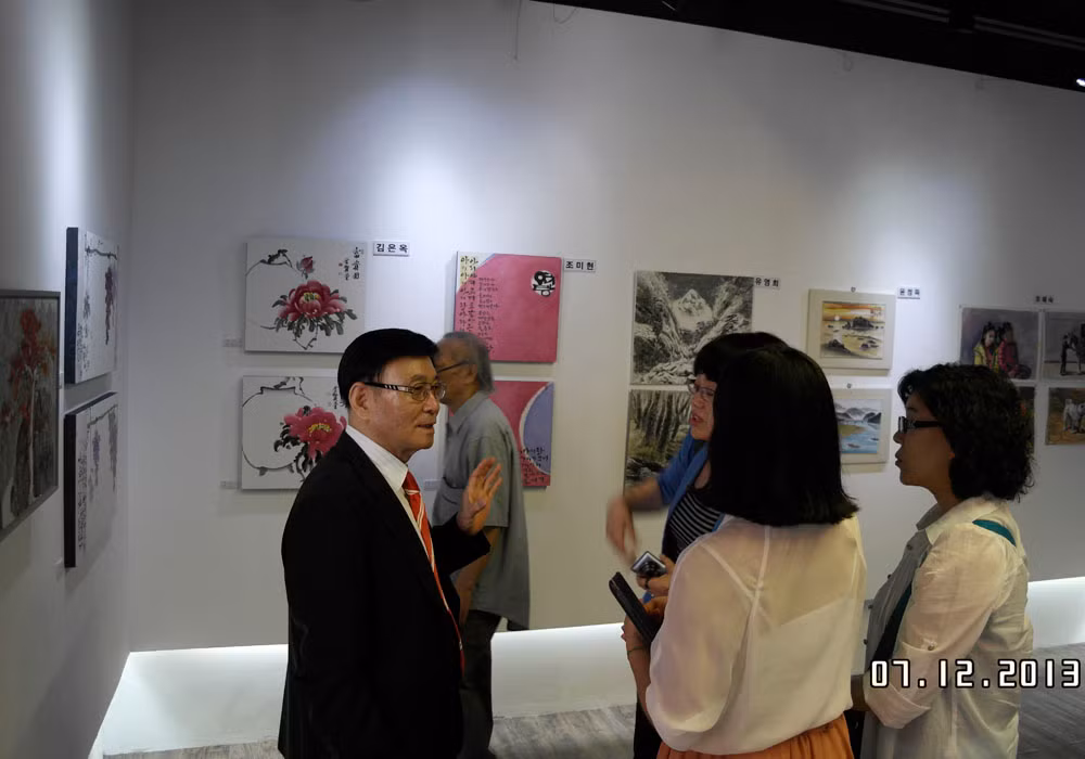 Họa sỹ Hàn Quốc tại triển lãm. Họa sỹ Hàn Quốc tại triển lãm