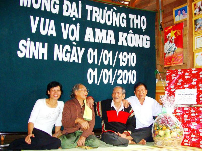 Vợ chồng Khăm Phết Lào vui vì bố mẹ đã chịu cười với nhau