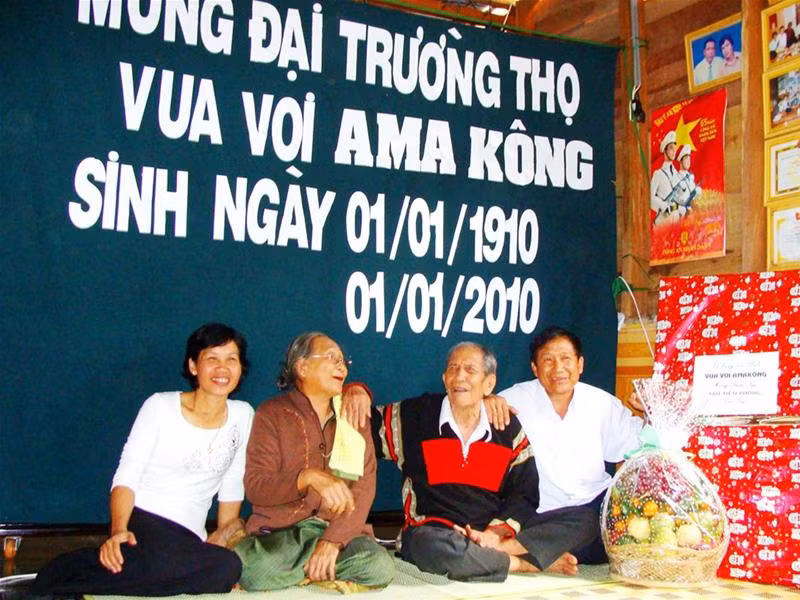 Vợ chồng Khăm Phết Lào vui vì bố mẹ đã chịu cười với nhau