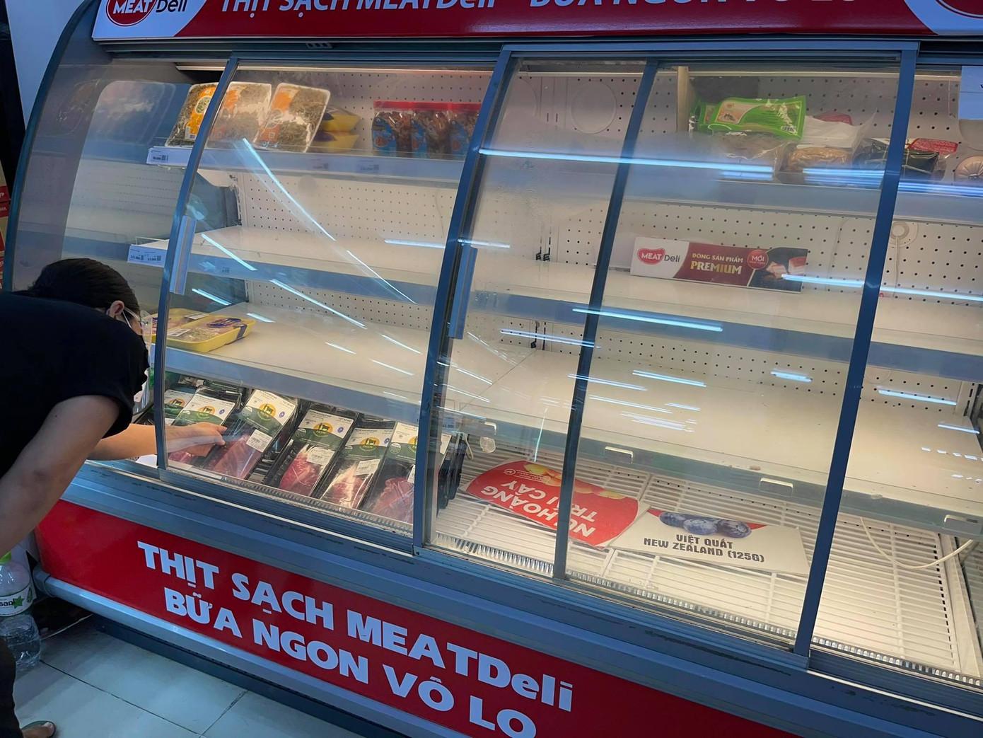 Thực phẩm giá ổn định trong siêu thị gần như đã hết từ sớm, trong khi chợ dân sinh giá tăng nhưng cũng không còn nhiều hàng.