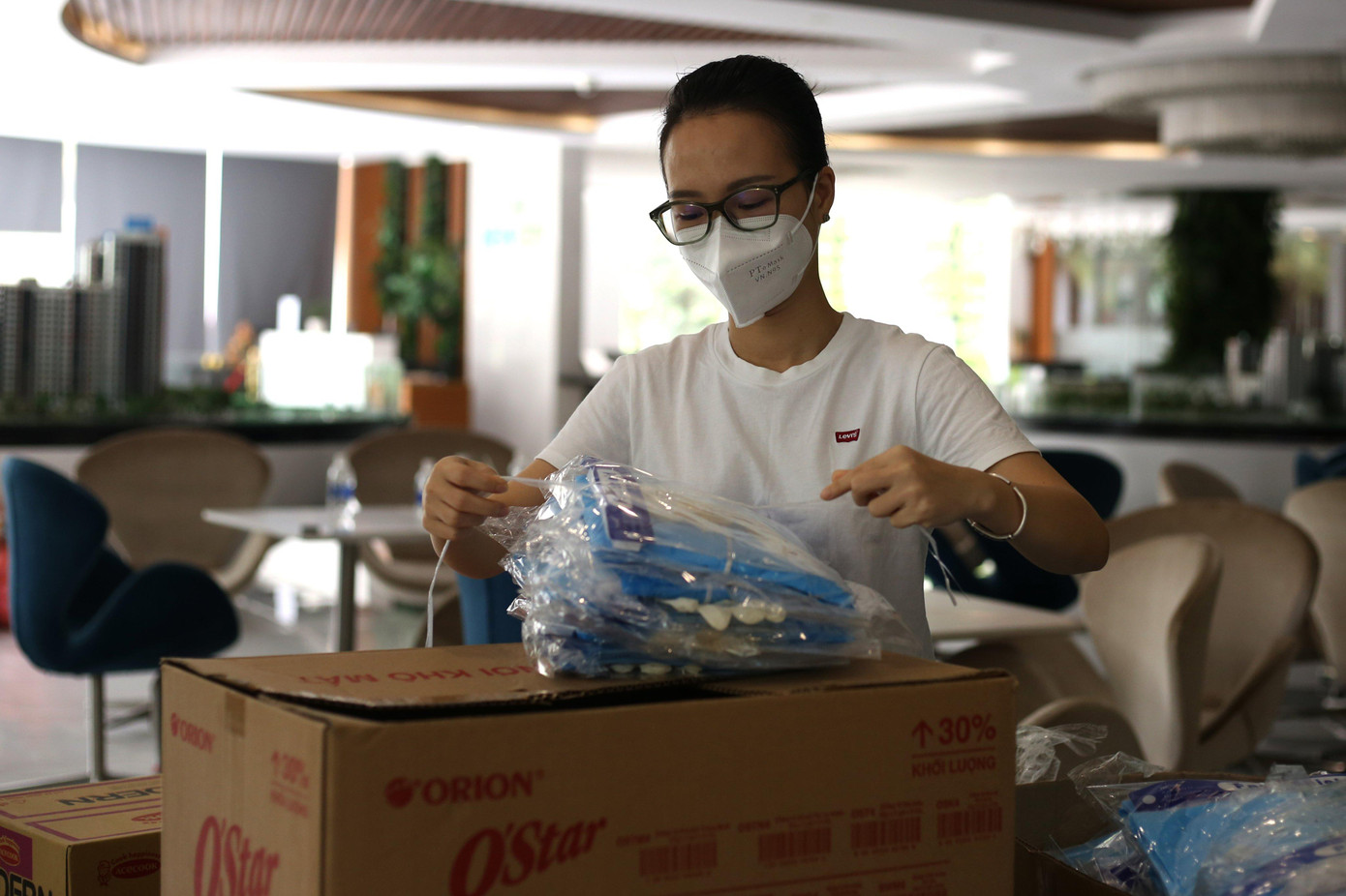 Chị Như Mỹ (cư dân New City) là người tiếp nhận hỗ trợ của Mạnh Thường Quân cũng như điều phối giao hàng cho biết, không chỉ có New City, cư dân ở các chung cư khác cũng nhiệt tình hưởng ứng lời kêu gọi từ ban quản trị. “Góp gió thành bão”, những món quà đầy tình cảm của cư dân, Mạnh Thường Quân được gửi đến để tiếp sức cho bác sĩ và bệnh nhân trong khu cách ly. Chị Như Mỹ (cư dân New City) là người tiếp nhận hỗ trợ của Mạnh Thường Quân cũng như điều phối giao hàng cho biết, không chỉ có New City, cư dân ở các chung cư khác cũng nhiệt tình hưởng ứng lời kêu gọi từ ban quản trị. “Góp gió thành bão”, những món quà đầy tình cảm của cư dân, Mạnh Thường Quân được gửi đến để tiếp sức cho bác sĩ và bệnh nhân trong khu cách ly.