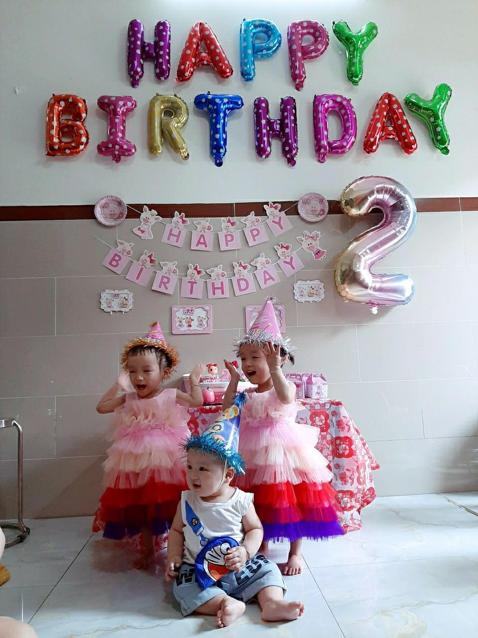 Trúc Nhi - Diệu Nhi giờ đã có thể tự đứng, tự đi. Hai bé lại rất hoạt bát, luôn vui vẻ múa hát suốt ngày. Trúc Nhi - Diệu Nhi giờ đã có thể tự đứng, tự đi. Hai bé lại rất hoạt bát, luôn vui vẻ múa hát suốt ngày.