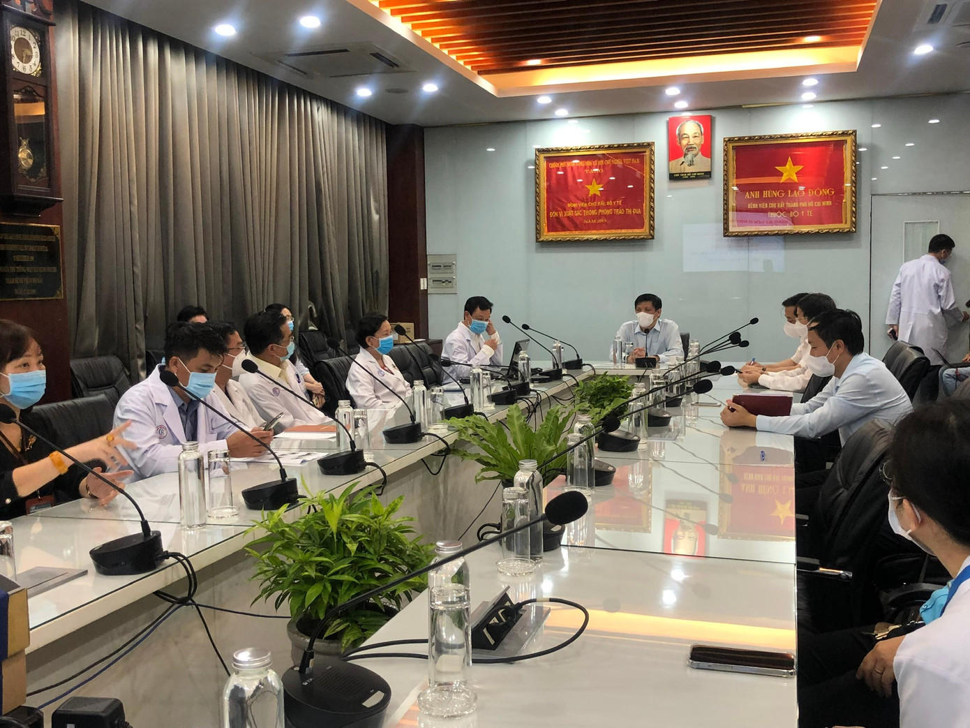 Bộ trưởng Y tế Nguyễn Thanh Long làm việc với Bệnh viện Chợ Rẫy chiều ngày 1/6 Bộ trưởng Y tế Nguyễn Thanh Long làm việc với Bệnh viện Chợ Rẫy chiều ngày 1/6