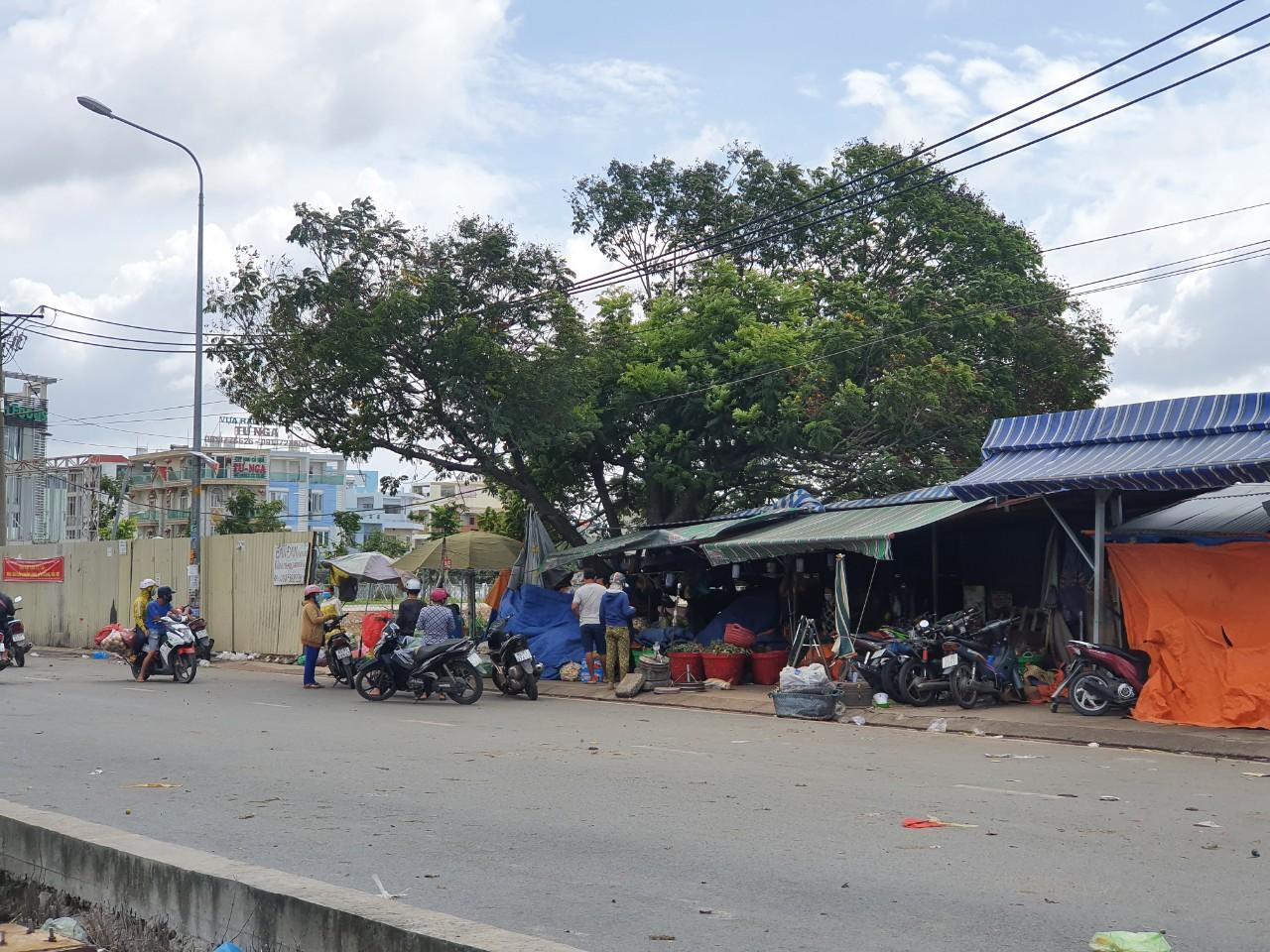 Chưa có điểm tập kết, thương nhân chợ đầu mối Hóc Môn thuê địa điểm bên ngoài để xuống hàng. Chưa có điểm tập kết, thương nhân chợ đầu mối Hóc Môn thuê địa điểm bên ngoài để xuống hàng.
