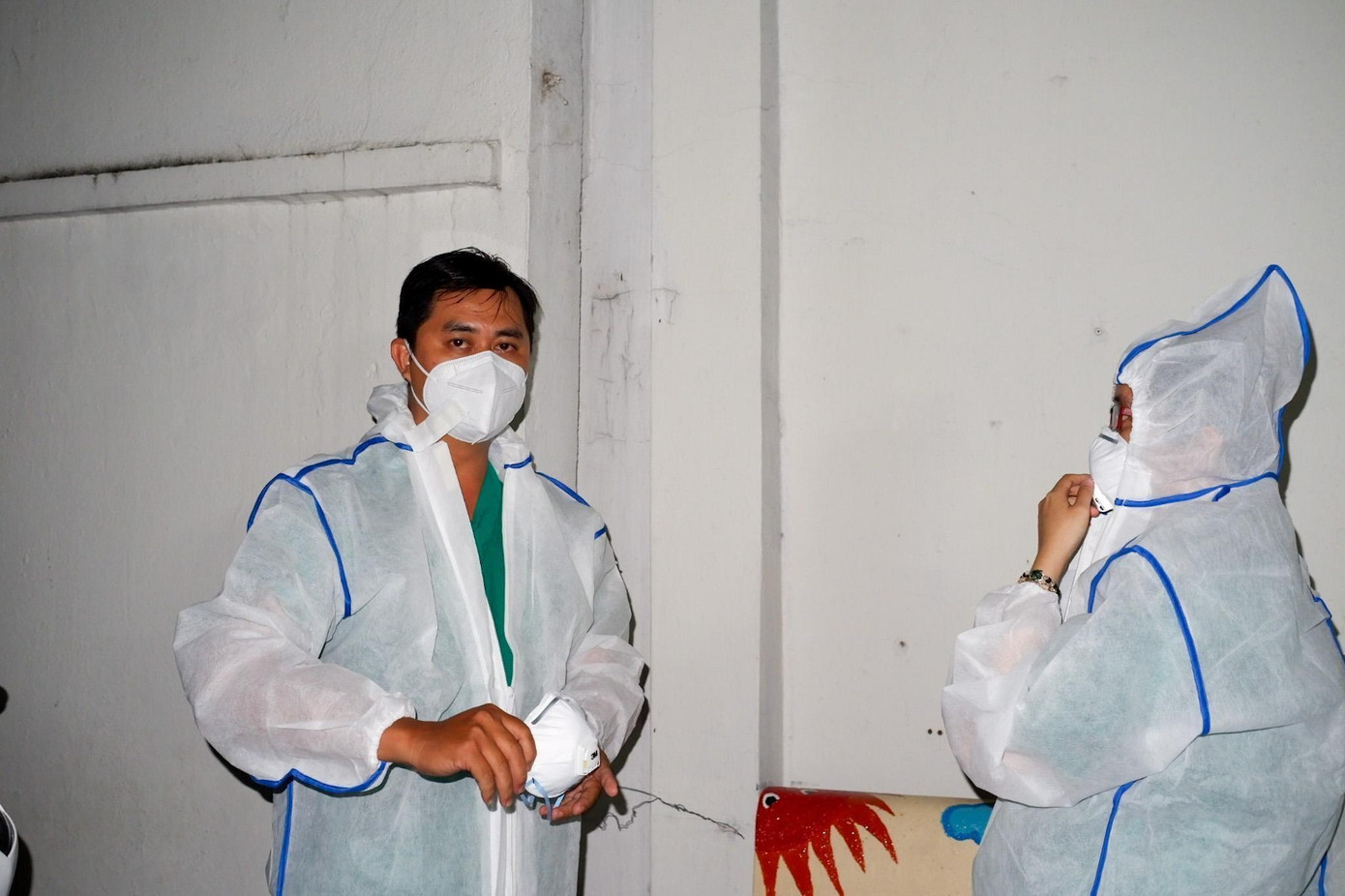 Đội ngũ lấy mẫu xét nghiệm khẩn trương đến hiện trường để tiến hành lấy mẫu mở rộng 30.000 dân (ảnh: HCDC)