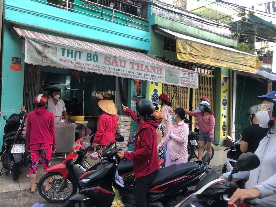 Tấp nập đi mua hàng ở cửa hàng, điểm bán hàng tự phát...