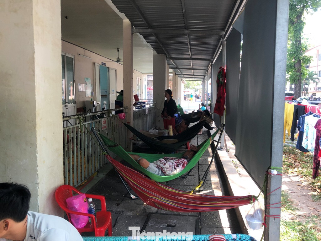 Phụ huynh mắc võng ở hành lang bệnh viện để chăm con