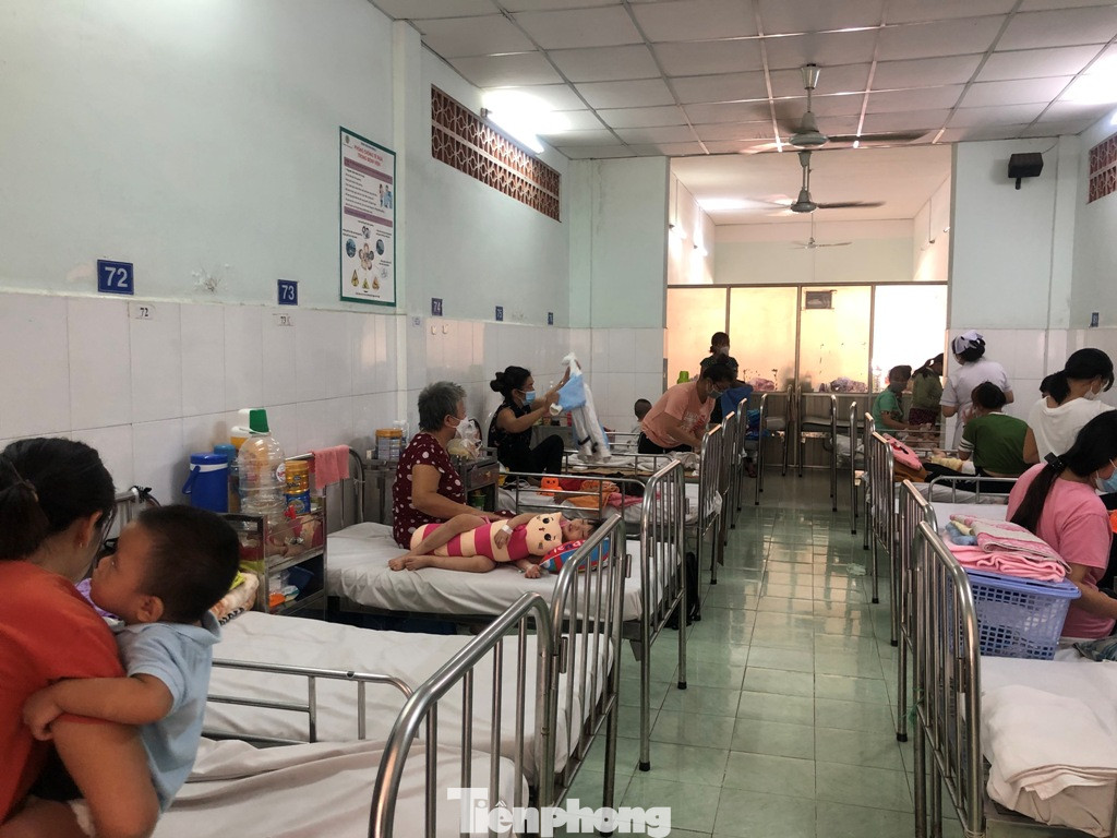 Trẻ nhập viện trong mùa nắng nóng tại Bệnh viện Nhi đồng 2 (TPHCM)