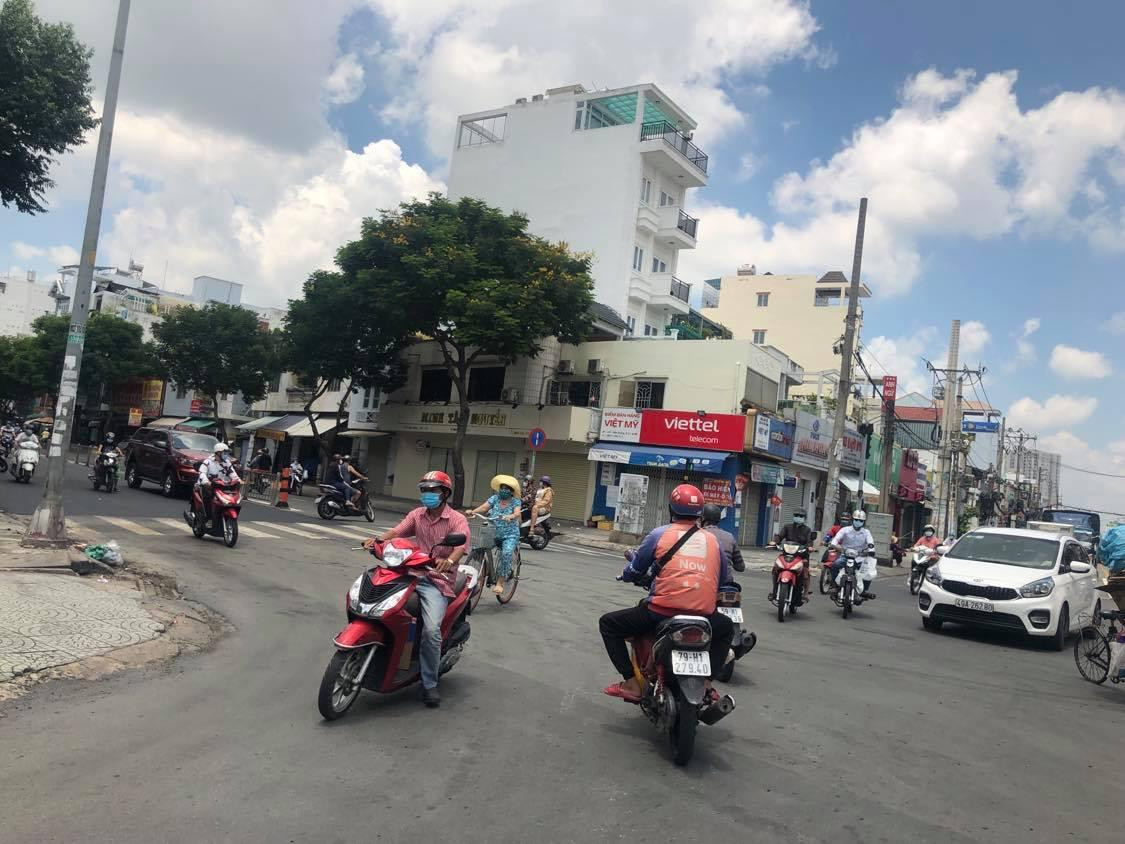 Xe đạp, xe máy bon bon trên đường không có chốt chặn