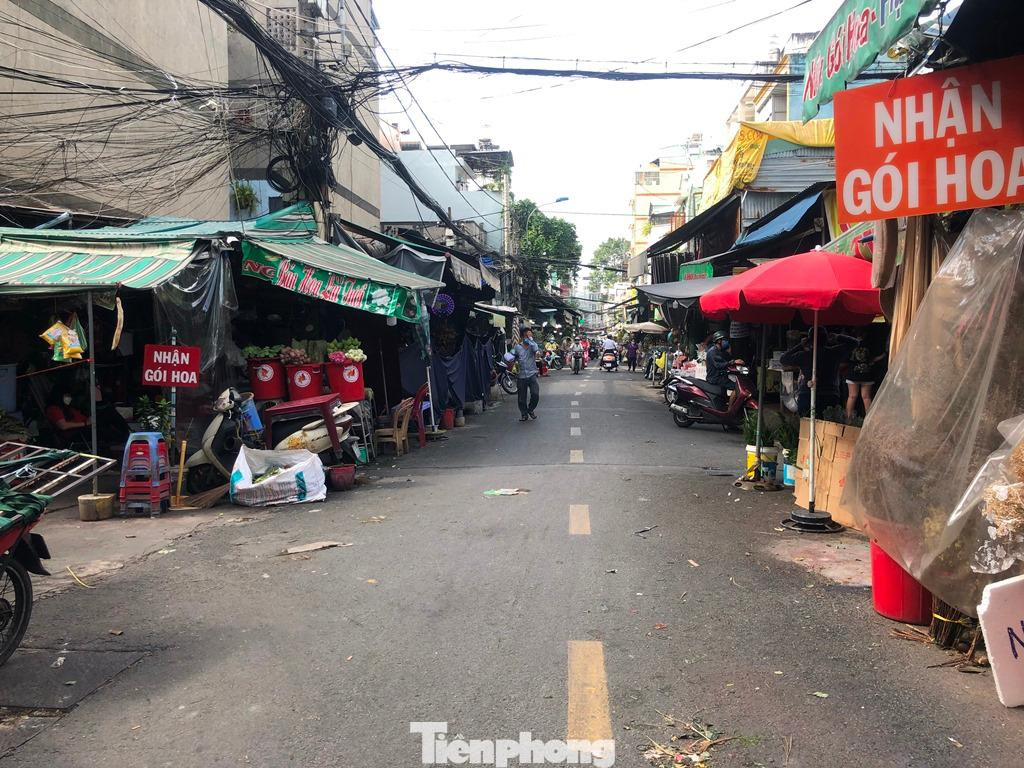 Đường Hồ Thị Kỷ bên trong chợ hoa thường xuyên ún tắc, người xe nhích từng chút một do kẻ mua người bán đứng chật cả con đường, từng chiếc xe máy vận chuyển cơ man nào là hoa từ các tỉnh đổ về chợ. Tuy nhiên hơn 10 ngày nay, không còn những chuyến xe hoa như vậy cập chợ. "Không có khách mua, có nơi thương lái cung cấp hoa lại sợ đến TPHCM là đi vào vùng dịch, về lại đia phương sẽ bị cách ly nên họ hủy đơn hàng. Chúng tôi cũng tạm thời treo biển tạm nghỉ bán vì chủ yếu cung cấp hoa tươi cho nhà hàng, khách sạn. Do những nơi này đều ngừng hoạt động nên mình phải nghỉ theo" - chị Thu Lan (tiểu thương kinh doanh hoa) cho biết.