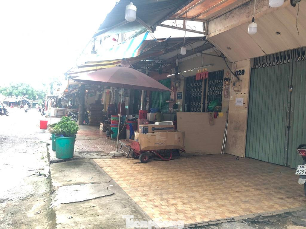 Mới đây, Hiệp hội Hoa và Sở Công thương tỉnh Lâm Đồng có công văn gửi Sở Công Thương TPHCM và UBND quận 11 (TPHCM) đề nghị xem xét, tạo điều kiện cho mở cửa trở lại chợ hoa tươi Đầm Sen từ ngày 7-14/6 (tức ngày 27/4 - 5/5 âm lịch) để hỗ trợ, giải quyết tiêu thụ một phần hoa tươi cho bà con nông dân Lâm Đồng trong tình hình khó khăn do dịch bệnh COVID-19 hiện nay.