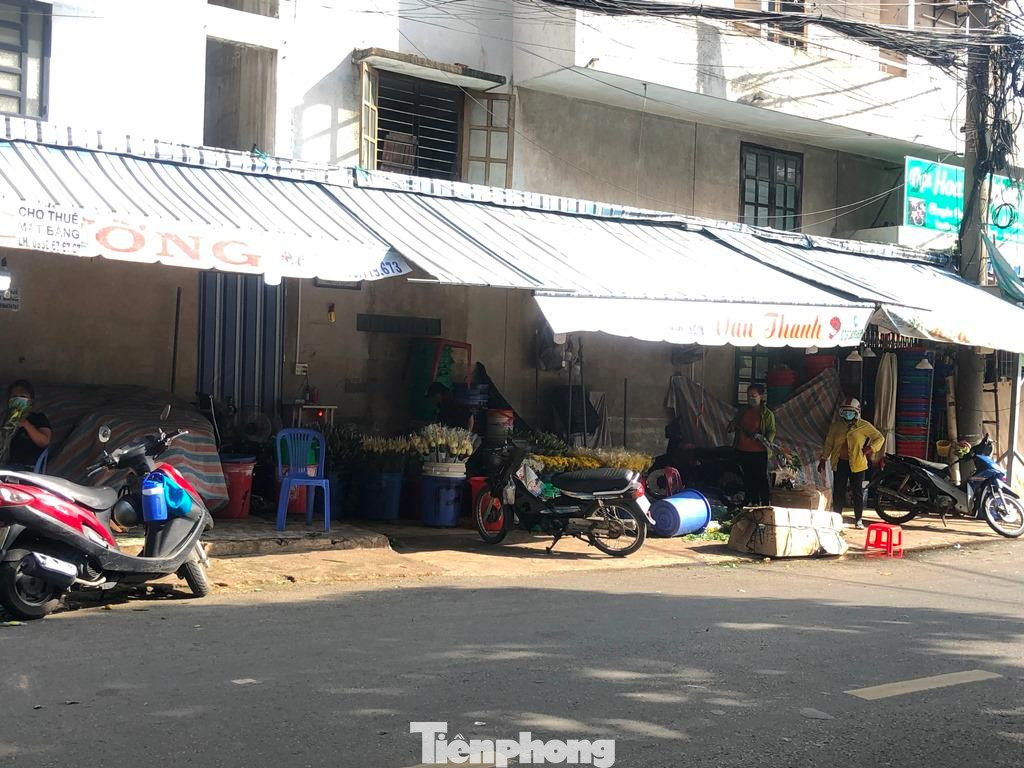 Theo Sở Công Thương TPHCM, để hỗ trợ các địa phương duy trì ổn định hoạt động cung ứng hàng hóa, tránh xáo trộn, sở đã chỉ đạo các chợ đầu mối (Bình Điền, Thủ Đức, Hồ Thị Kỷ) tăng cường tiếp nhận, phân phối hoa của các tỉnh và vẫn đảm bảo công tác phòng chống dịch. Phòng Kinh tế quận 11 chỉ đạo Hợp tác xã Dịch vụ Đầm Sen (Chợ hoa Đầm Sen) hướng dẫn, hỗ trợ tiểu thương tổ chức bán hàng trực tuyến để duy trì việc tiếp nhận và phân phối hoa.