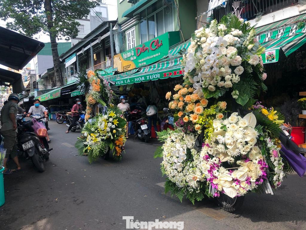 Hoa ê hề nhưng vắng khách mua.