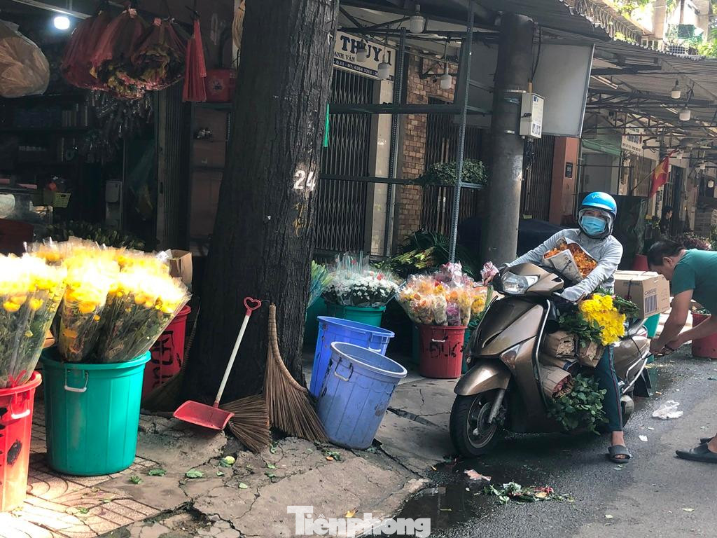 “Chuẩn bị cho đợt cao điểm tới đây, sở tiếp tục chỉ đạo các chợ tăng cường nhân lực, chuẩn bị cơ sở vật chất và thực hiện dự báo thị trường, theo dõi sát sao tình hình để tổ chức đón nhận và phân phối mặt hàng hoa từ Lâm Đồng và các địa phương một cách tốt nhất. Trong trường hợp có khó khăn, vướng mắc phát sinh phải báo cáo ngay Sở Công Thương để có hướng giải quyết kịp thời, đảm bảo không để xảy ra tình trạng hàng hóa ùn ứ, ngưng trệ hoạt động cung ứng, phân phối” - Phó Giám đốc Sở Công thương TPHCM cho biết.