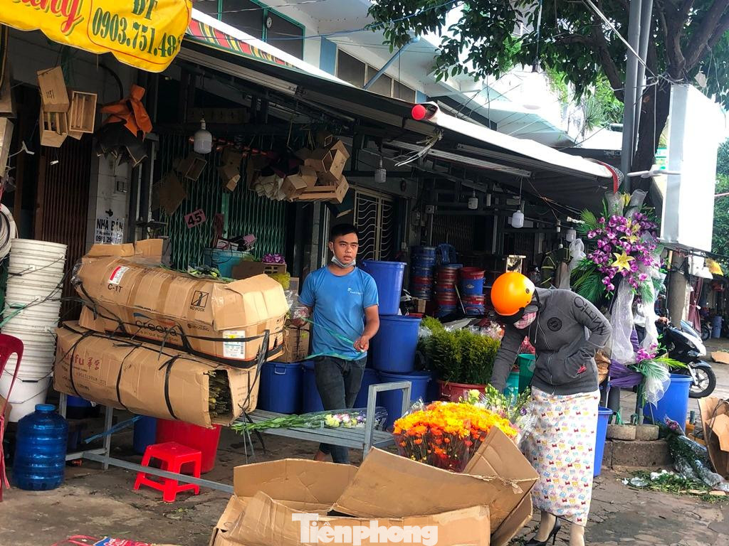 Báo cáo của các chợ tại TPHCM cho thấy, hiện do nhiều hoạt động trên địa bàn thành phố đang tạm ngưng, nhu cầu mặt hàng hoa giảm mạnh nên lượng hoa từ các nơi chuyển về thành phố cũng giảm xuống; do đó việc tiếp nhận và phân phối hoa gần như không bị ảnh hưởng nhiều.