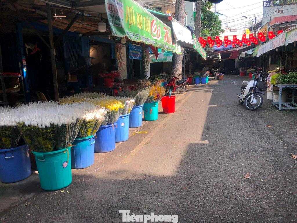 Thấy có bóng khách, một vài chủ hàng hoa chủ động chào mời, giá giảm sâu từ 20-30%, thậm chí có nơi giảm giá tới 50%. "Trước hoa ly 45.000-50.000 đồng/cành, nay chỉ 25.000-30.000 đồng; hoa hồng 25.000 đồng/10 cành; hướng dương 4.000 đồng/bông... Giờ không phân biệt khách mua sỉ hay lẻ nữa, tất cả đều đồng giá" - ông Bình (người kinh doanh hoa)nói.