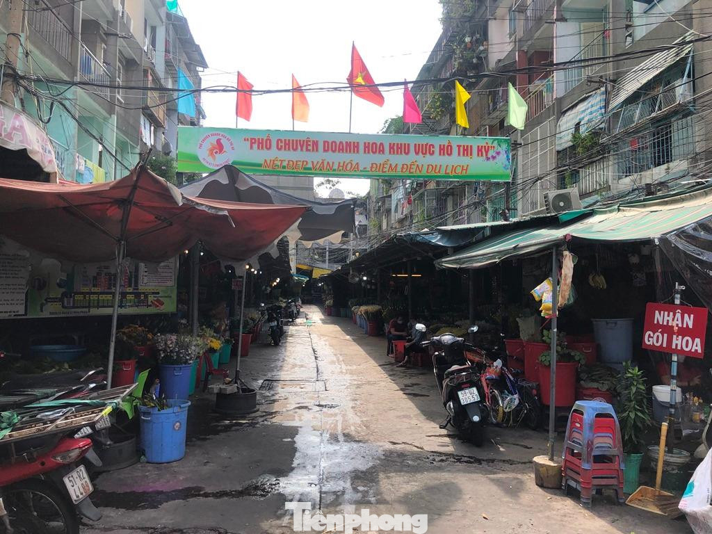 Trưa 7/6, tại chợ hoa Hồ Thị Kỷ (quận 10, TPHCM) - một trong những chợ hoa sỉ lớn nhất TPHCM vắng hẳn cảnh mua bán tấp nập thường thấy. Những thùng hoa được các quầy hàng xếp sát vào trong, lối đi nội bộ trong chợ rộng thênh thang nhưng hầu như không có khách.