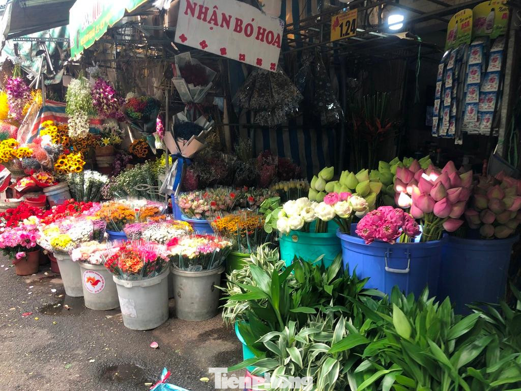 "Không có ai mua hết. Trước đây khách mua hoa đi chùa, nhà thờ rất nhiều; quán ăn, quán cà phê, nhà hàng tiệc cưới... đều trang trí hoa tươi. Giờ không còn các dịch vụ đó thì mình biết bán cho ai. Hoa chì cần để 4-5 ngày là bỏ đi thôi vì không dùng được vào việc gì khác, bán không được thì phải ôm, chịu lỗ vốn" - bà Chánh, chủ shop hoa tươi 247 nói và cho biết thêm, hơn 10 năm trong nghề, chưa bao giờ thấy khó khăn như 2 năm gần đây.
