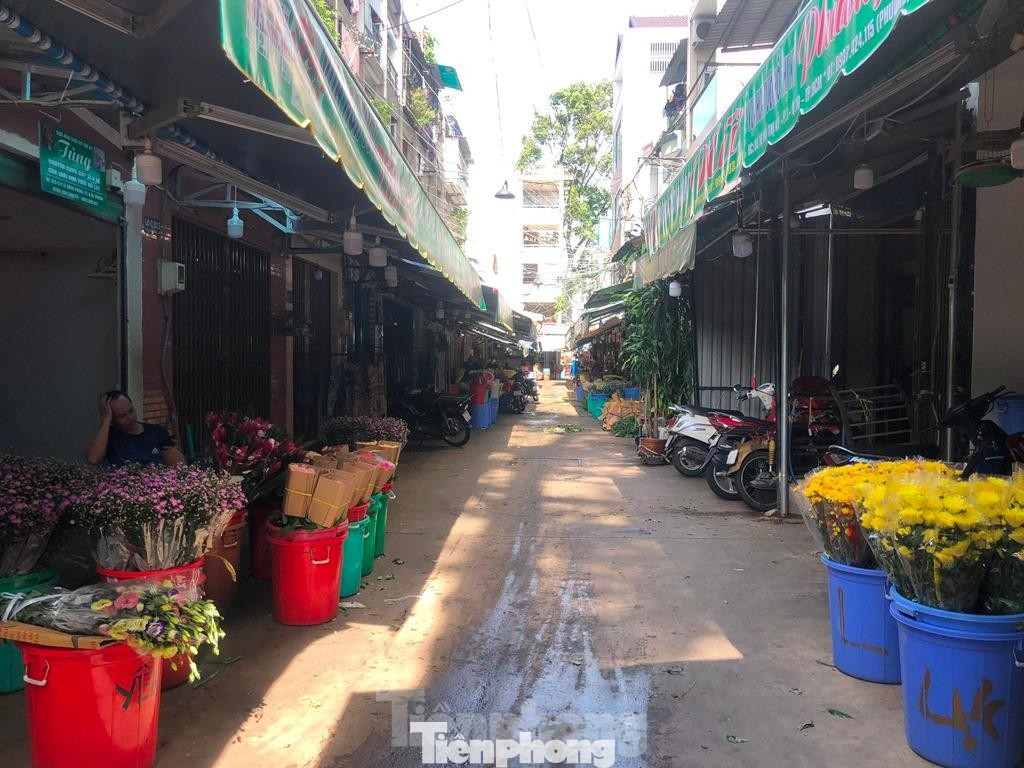 Nhiều tiểu thương cho biết, họ tận dụng kênh online để bán hoa trực tuyến, giao hàng tận nơi, tuy nhiên khách mua lẻ khác thưa thớt, trong khi khách sỉ ít nhu cầu vì các dịch vụ kinh doanh của họ cũng đang tạm ngừng hoạt động do giãn cách.