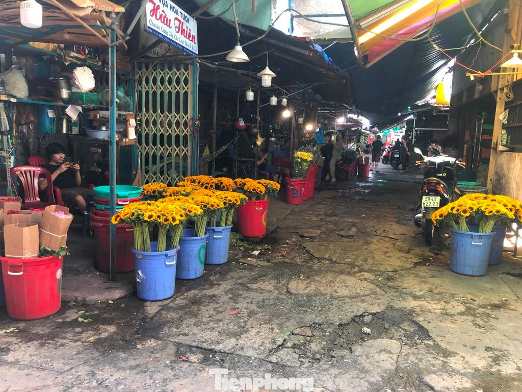 Thay vì trước đây chỉ bán sỉ, giờ nhiều quầy hoa bung ra bán lẻ cho khách mua.