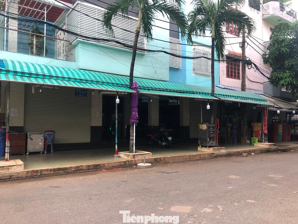 Các quầy hàng kinh doanh hoa phía ngoài chợ cũng ngưng hoạt động. Ông Quốc, chủ sạp hoa cho biết: "Ảnh hưởng dịch bệnh nên nhu cầu tiêu thụ hoa giảm mạnh, trước khi lấy 10 thùng nhưng giờ lấy 1 thùng bán cũng không hết. Do hoa không phải là mặt hàng thiết yếu nên kinh doanh ế ẩm".