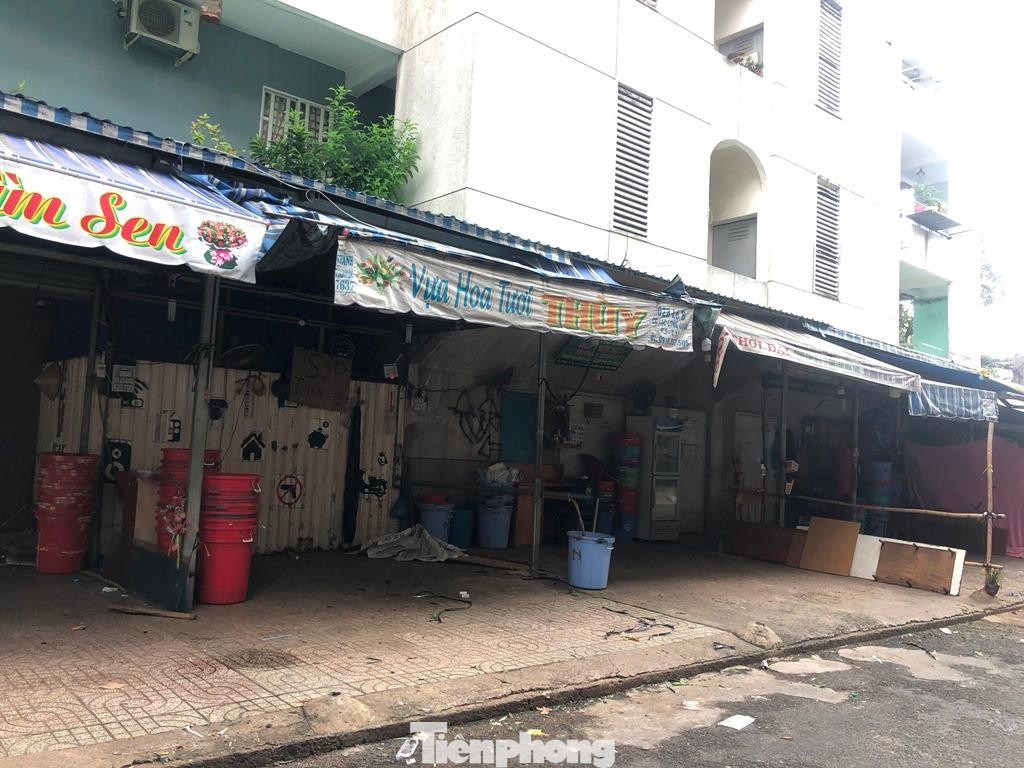 Ông Nguyễn Nguyên Phương – Phó giám đốc Sở Công Thương TPHCM cho biết, do yêu cầu phòng, chống dịch và căn cứ đặc điểm tình hình cụ thể diễn biến dịch bệnh tại địa phương..., quận 11 đã chỉ đạo việc tạm ngưng và vận động tạm ngưng kinh doanh các loại hình hoạt động dịch vụ không thiết yếu.