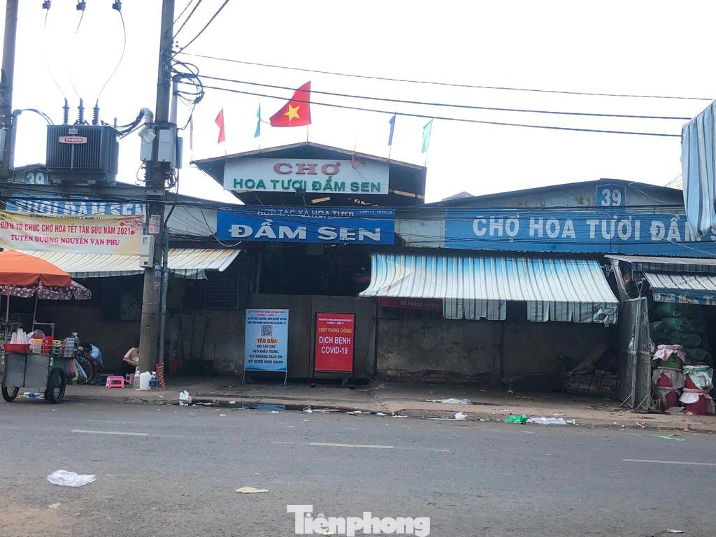 Trong khi đó, chợ hoa sỉ Đầm Sen (quận 11, TPHCM) đã đóng cửa phòng dịch từ ngày 31/5. Thời gian tạm dừng hoạt động dự kiến trong khoảng 15 ngày.